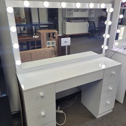 New Makeup Vanity with Hollywood Mirror 