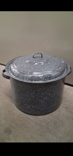 Large cooking pot like new pickup 3-8:30 pm rainbow/charleston cash only