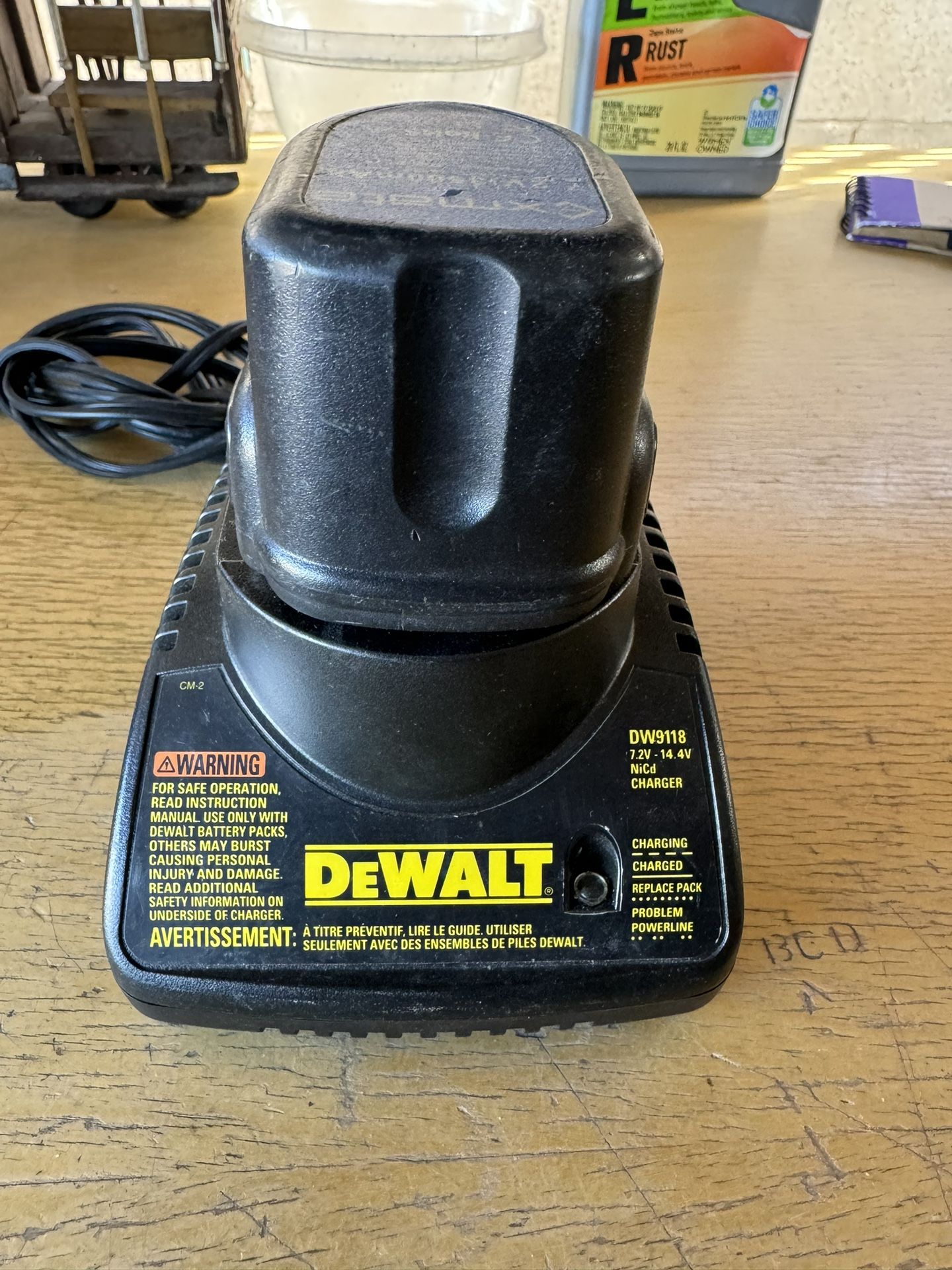 Dewalt DW9118 7.2V 14.4V NiCd Battery Charger W/ 12v Battery DW9072