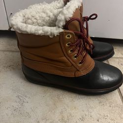 Size 7  khombu snow boots