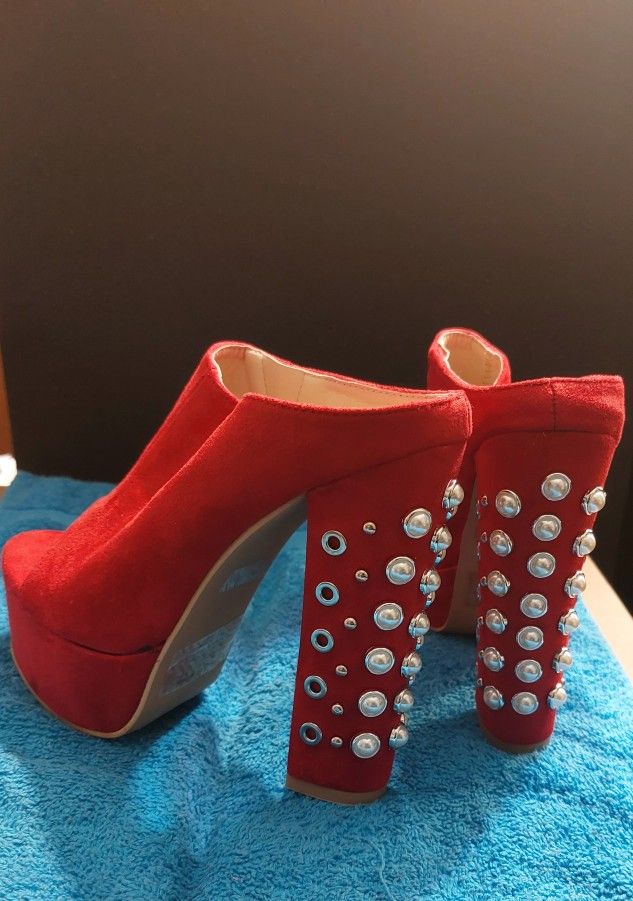 8 1/2 Red suede heels With Pearls