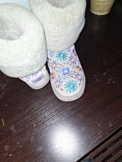 UzHah boots size 5