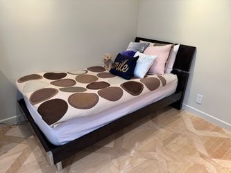 Contemporary twin bed