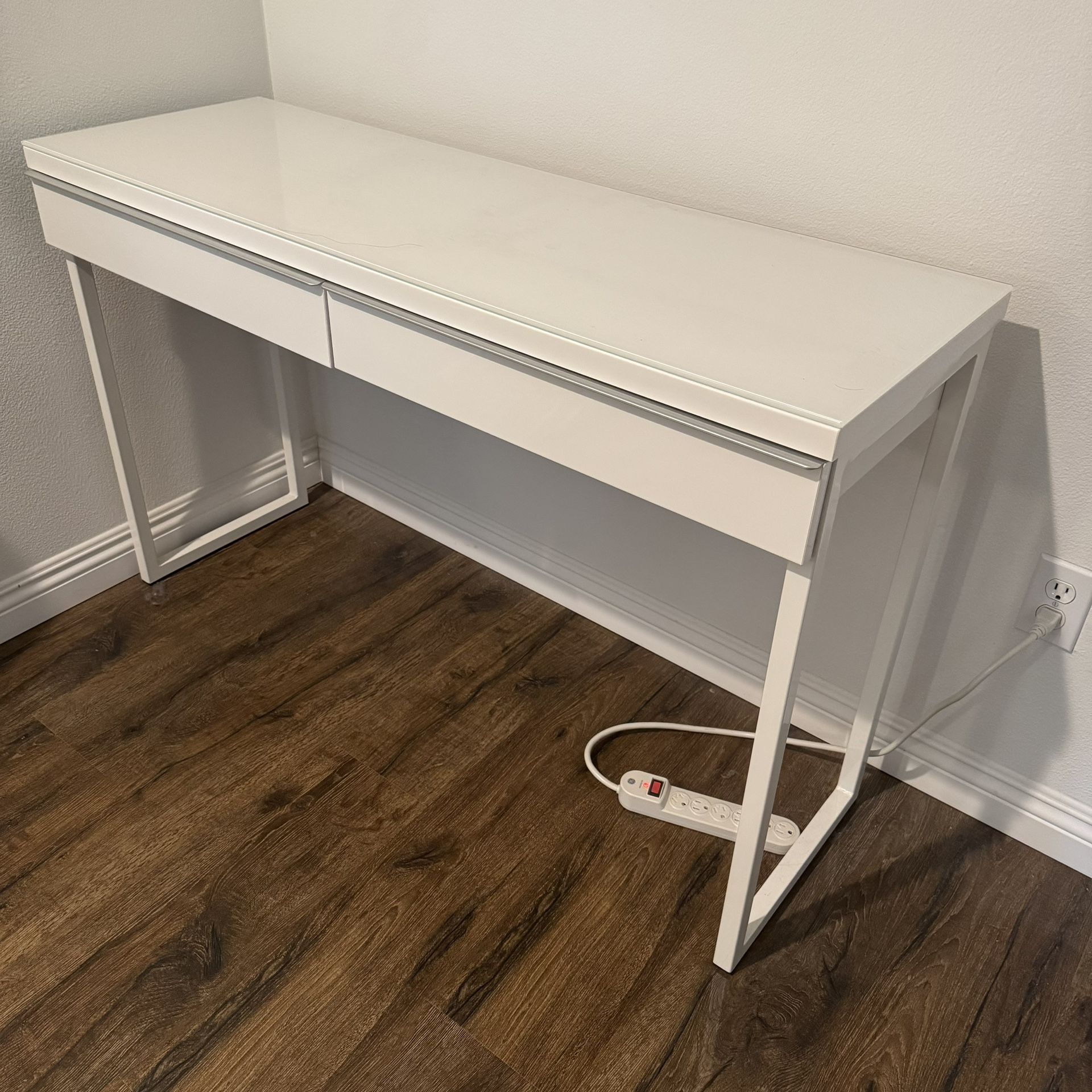 IKEA BESTÅ BURS Desk, high-gloss white with glass top Excellent Condition
