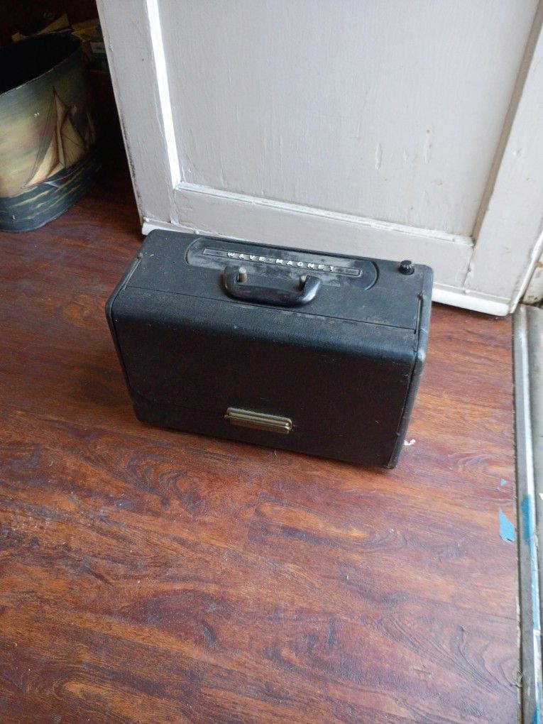 Zenith Trans-Oceanic Wave-Magnet Vintage Radio