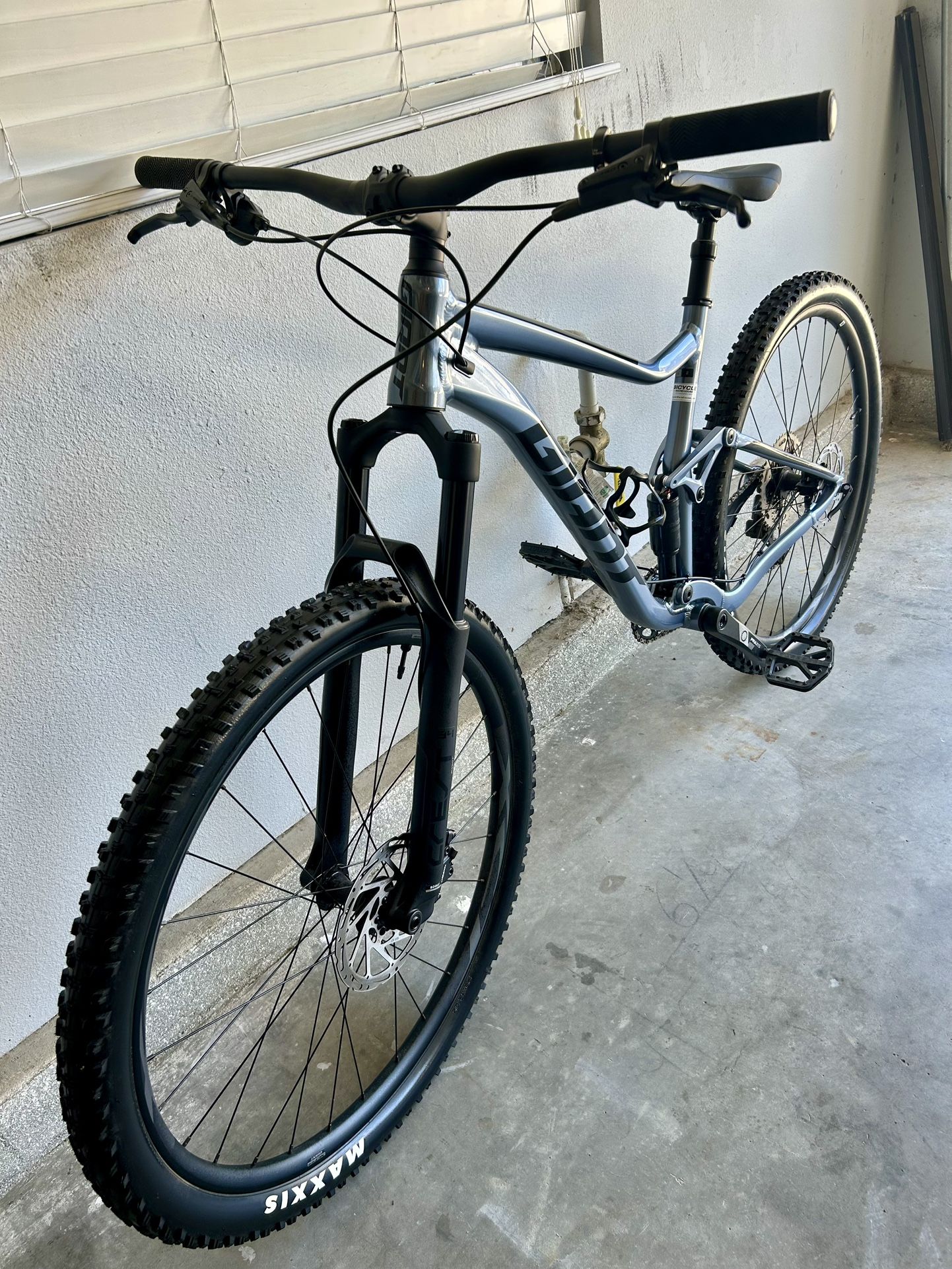 29” Giant Stance Large Mountain Bike