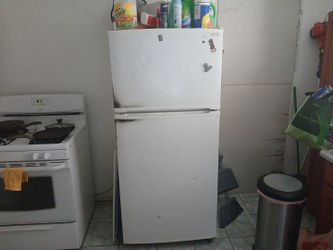 Must go today Refrigerator PICK UP ONLY WE CAN HELP LOAD IT