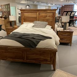 New Queen size 6 pc bedroom set solid wood