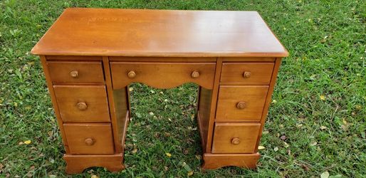 7-drawer Desk made by Tennessee Chair Company 