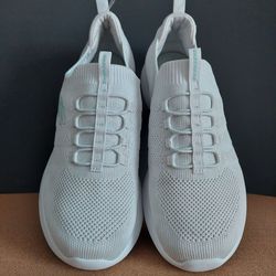 White Skechers shoes size 8.5 (women)
