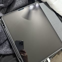 iPad Pro 5th GEN 12.9 Inch In Excellent Condition 