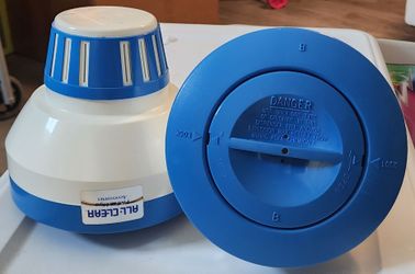 Large pool chlorine dispenpenser