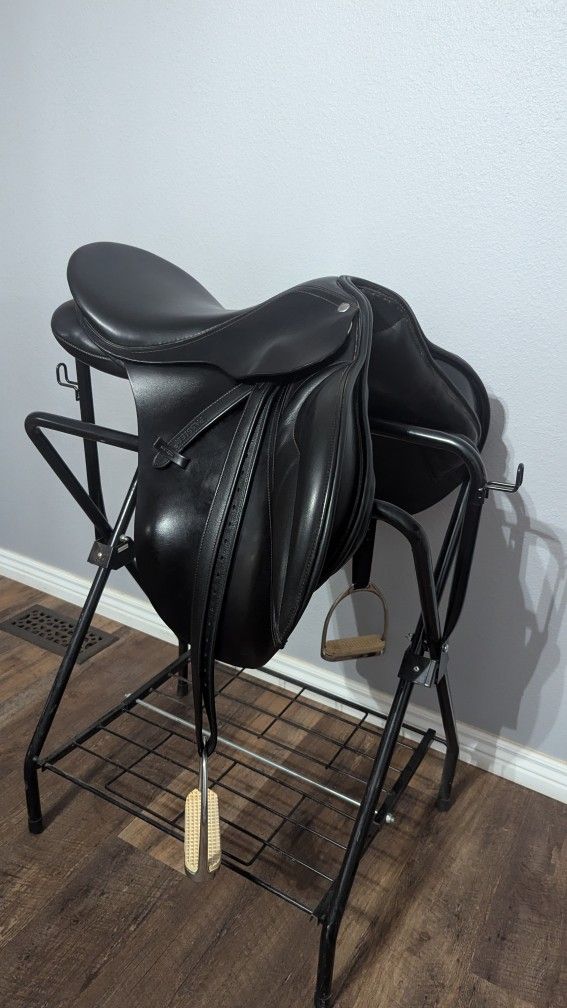 17.5" Daw Mag Hubert English Saddle for Sale in Sun City, AZ OfferUp