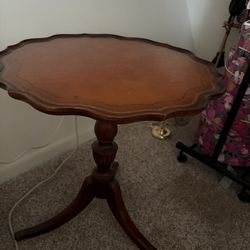 Vintage Wood Pedestal Accent Table – Scalloped Edge