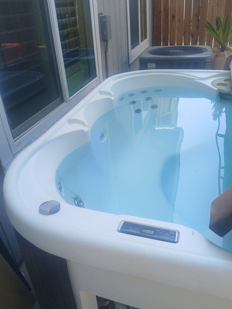 Very nice Hot Tub 110v