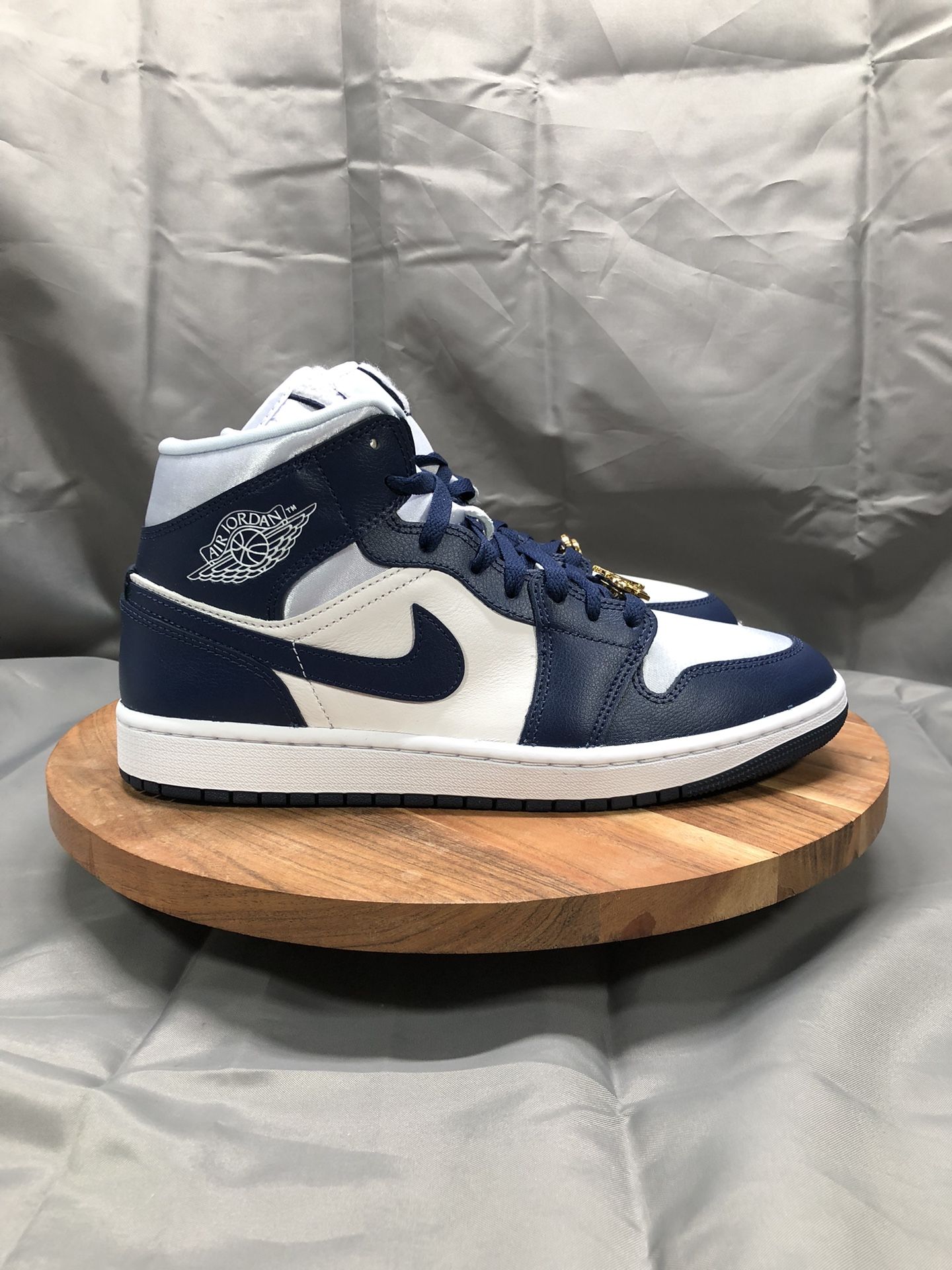 Women’s Air Jordan 1 Mid SE size 11