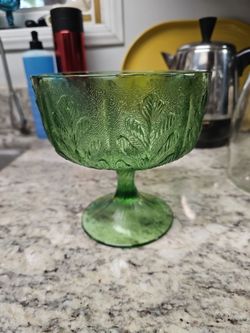 Vintage Indiana glass co. F.T.D.1978 FOOTED base