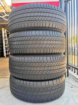 235/65/18 Michelin 📍📍 Vendo un set de llantas con 80% de vida las 4 📍🌟