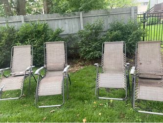 (Set of 4) pool recliner chairs
