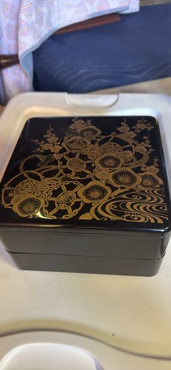 Japanese Two-Tiered Bento Jubako Box - IPPINKA Black & Gold