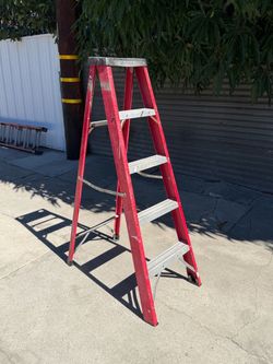 Husky 5ft Fiberglass Step Ladder / Escalera