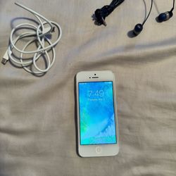 White iPhone 5 16 GB Unlocked Comes With Free Charger And Earphones 