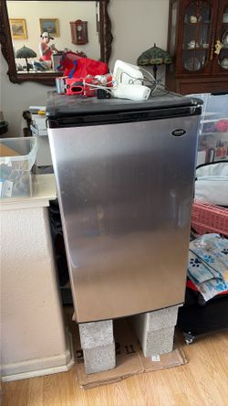 Mini Fridge w/ Freezer