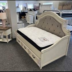 Realyn Chipped White Twin Daybed With 1 Large Storage Drawer
Ashley Furniture$10 Down Payment Financing And Delivery
