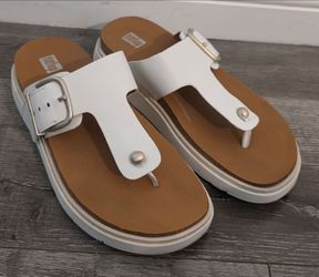 FitFlops Buckle Leather Sandels (Women's 7)