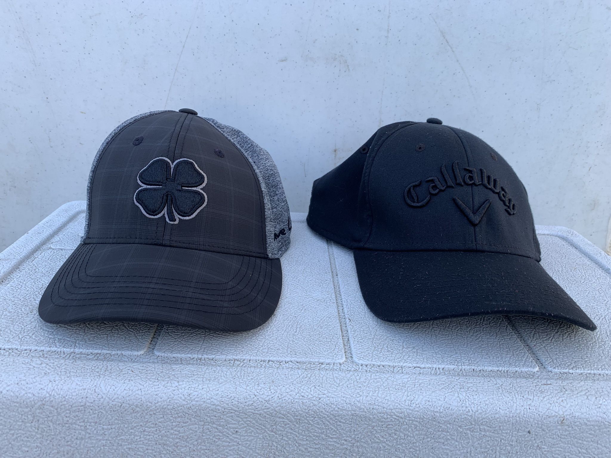 2 golf hats “live lucky and callaway”