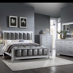 Brand New Queen bedroom Set Of 5 Pc $1799