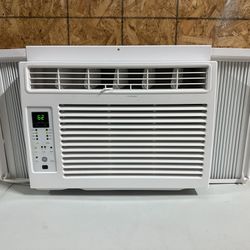  6000 BTU GE Room Window Air Conditioner W/Side Skirts - Delivery Available! 