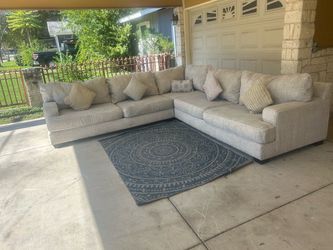 Free Delivery 🚚 Beige Sectional/ Sala Seccional Beige