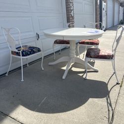 Table And Chairs Vintage Style 