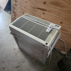 LG 12,000 BTU  9.3 Amps AC Unit With Bracket