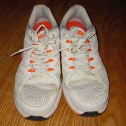Nice Ladies Size 7 Nike Tennis Shoes 