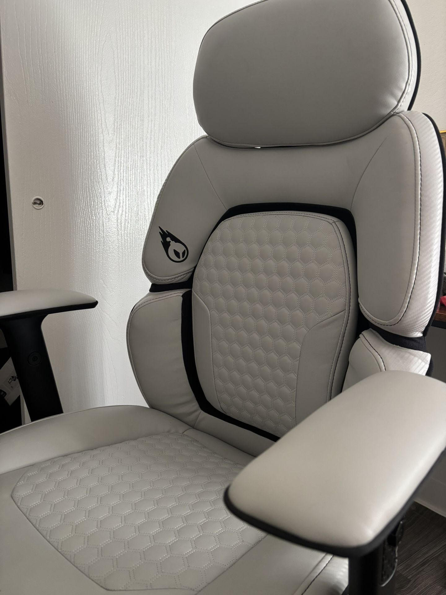 DPS Centurion Gaming Chair - Like New - White