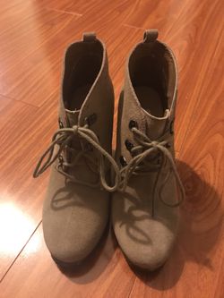 Steve Madden bootie size 5 grey wedge