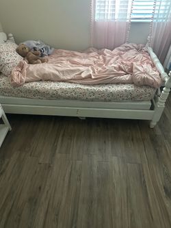 Single bed w optional mattress