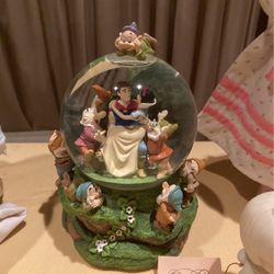 Snow White and the seven dwarfs and her prince and the animals music Globe