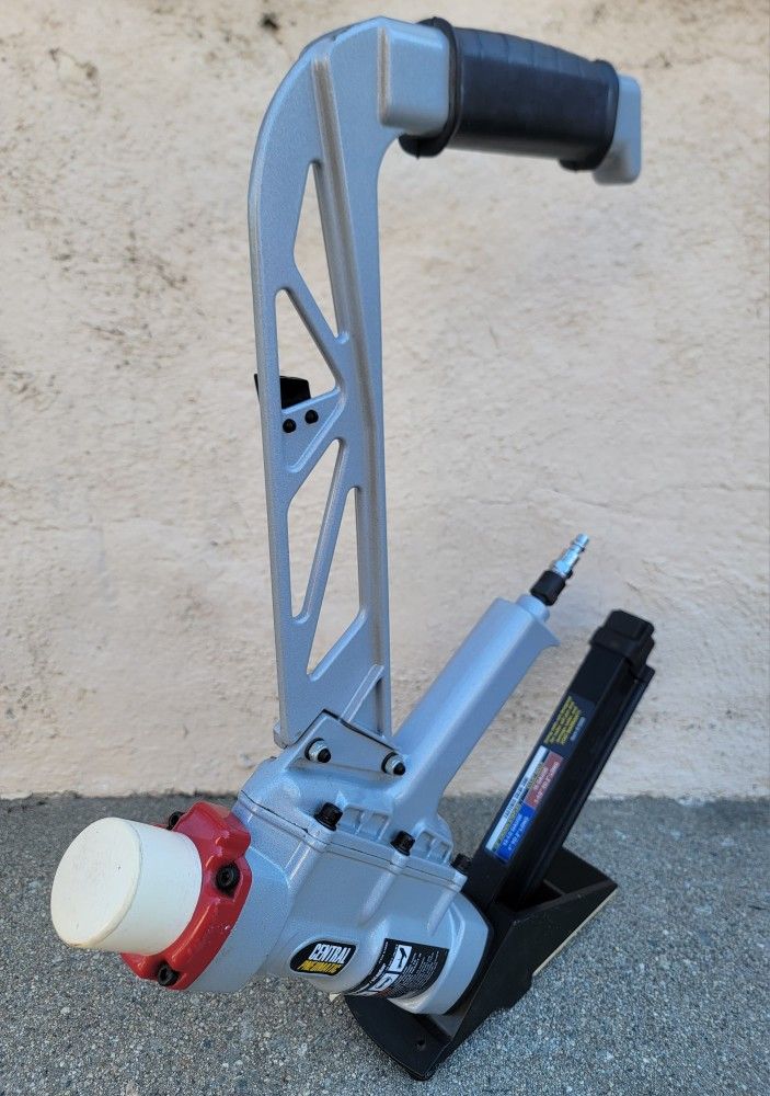 Central Pneumatic 2-in-1 flooring nailer/stapler
