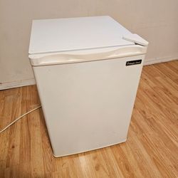 Magic chef 2.6 cu. Ft. Refrigerator small 25x19x17