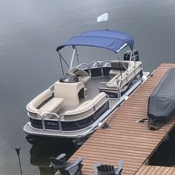 2019 Tracker Party Barge 18