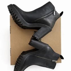 Dr. Martens- Magdalena- size 9- black