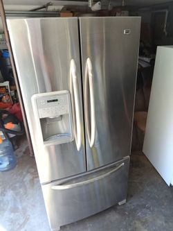 Maytag Stainless Steel 23.7 Cu Ft Side By Side Fridge/Freezer On Bottom