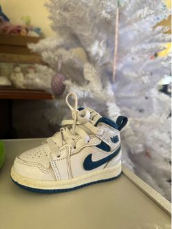 Kid shoes: different sizes and brands