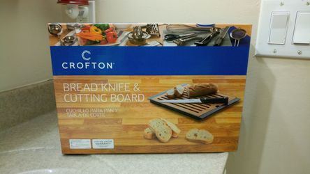 BRAND NEW IN BOX - CUTTING BOARD & KN-FE ***GREAT GIFT***
