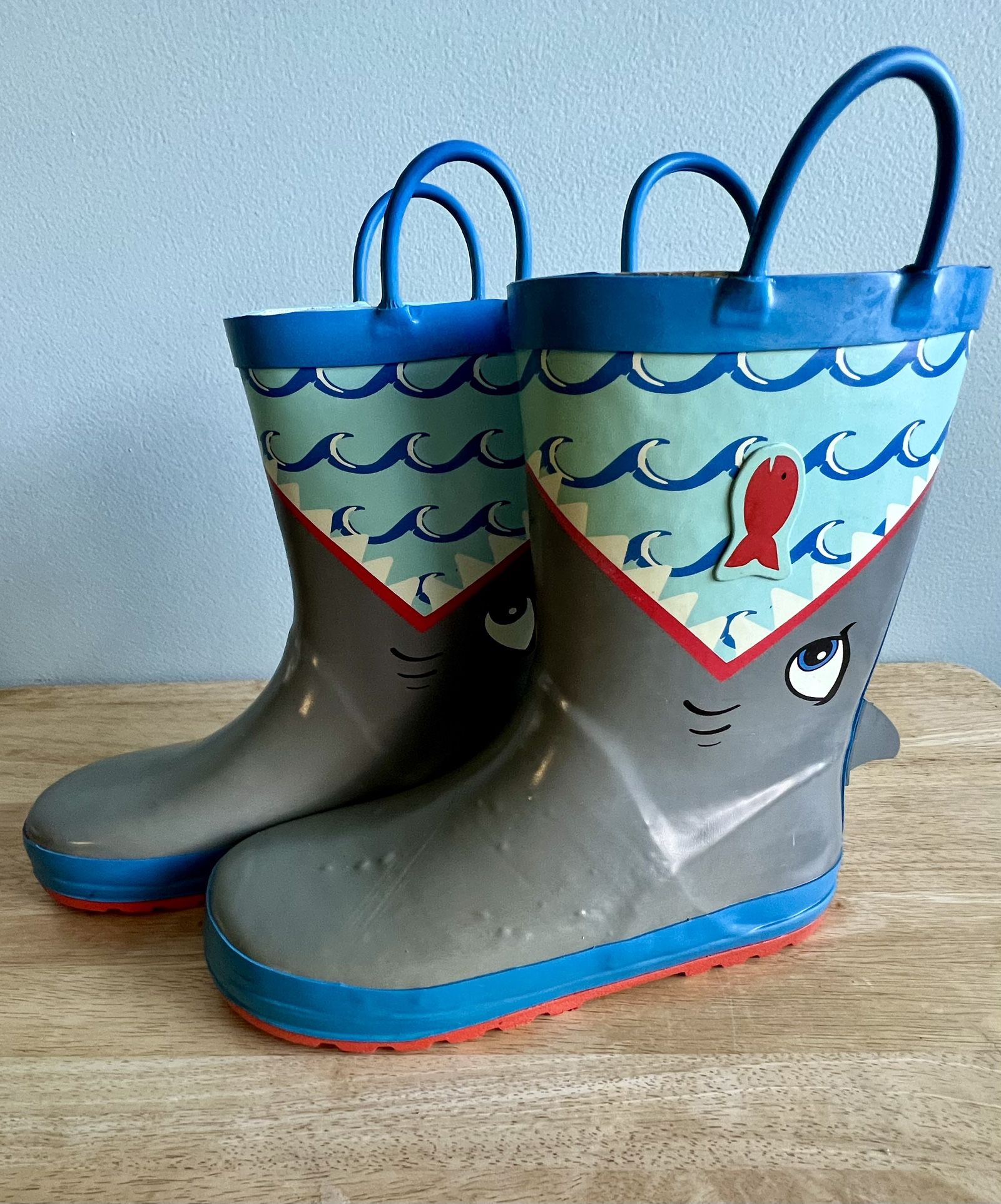 Boys Size 2-3 Shark Rain boots In Good condition!