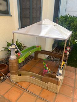 kids water table with pump and shade cover..
