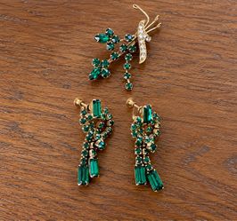Vintage Emerald Green Rhinestone Jewelry Set – Dangle Earrings & Floral Brooch
